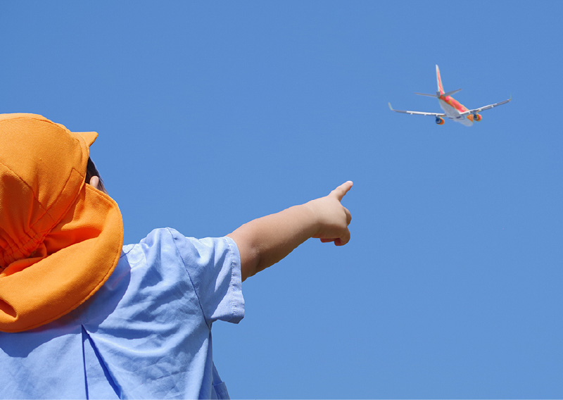 12月17日は、人類の空への夢が現実となった記念すべき 『飛行機の日』 です。
171903年のこの日、アメリカ・ノースカロライナ州キティホークの砂丘で、ライト兄弟が世界初となる “動力飛行” に成功しました。