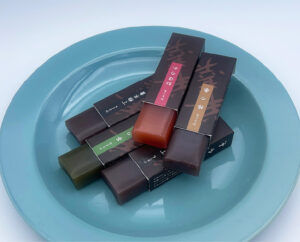 手のひらサイズの羊羹は上品で贅沢な味わい